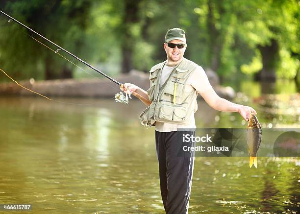 Fischer Mit Seinem Fang Stockfoto und mehr Bilder von Angel - Angel, Anglerjacke, Baum