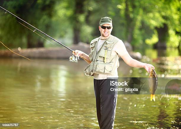 Pescador Com A Sua Meta - Fotografias de stock e mais imagens de 30-39 Anos - 30-39 Anos, Adulto, Adulto de idade mediana