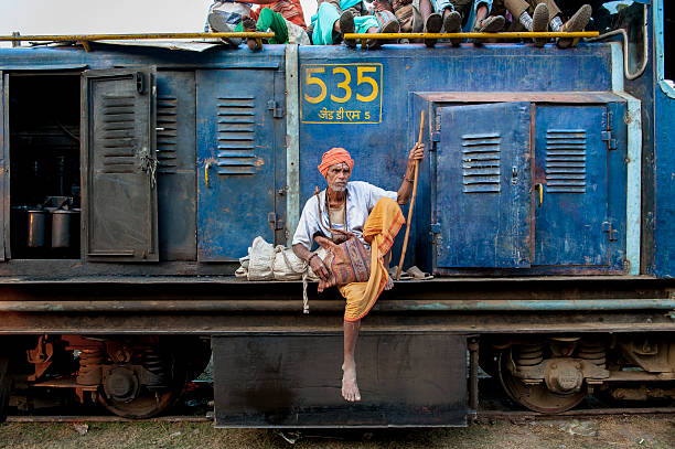 saddhu è seduto sul lato della locomotiva - janakpur foto e immagini stock