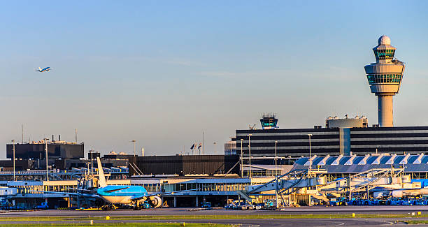 geschäftigen flughafen - amsterdam airport stock-fotos und bilder