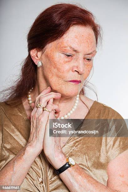 Портрет Хороший Смотреть Старший Женщина С Выразительным Лицом — стоковые фотографии и другие картинки Активный пенсионер