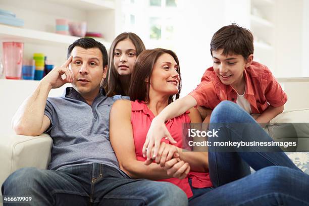 ヒスパニック系家族ソファーに座って一緒のテレビを見る - ポテトチップスのストックフォトや画像を多数ご用意 - ポテトチップス, 母親, 10歳から11歳