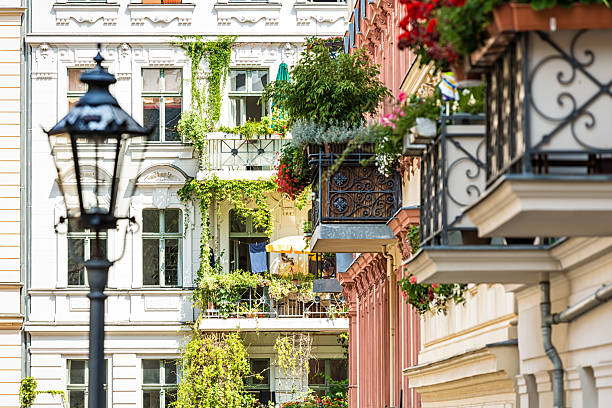 красивые балконы в берлине - berlin kreuzberg фотографии стоковые фото и изображения