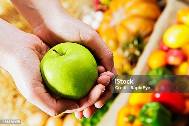 Photo libre de droit de Une Pomme Par Jour Mains Féminines Tenant Des Fruits Sur Market banque d'images et plus d'images libres de droit de Aliment