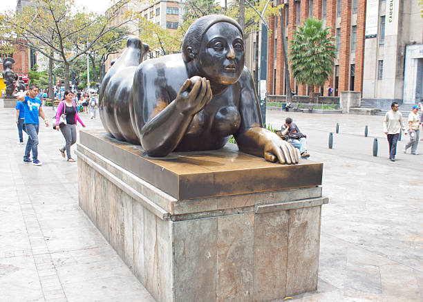 статуи в ботеро площадь, медельин, колумбия - the human body body women naked стоковые фото и изображения