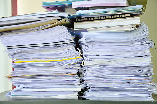 スタックのペーパーズのクローズアップ - stack paper document file ストックフォトと画像