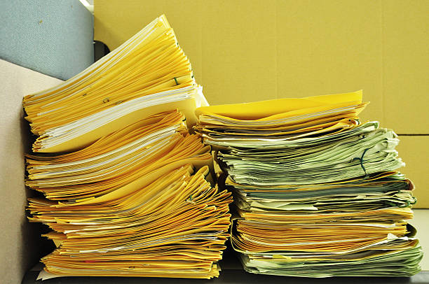 pilha de pastas de ficheiros - file filing documents document stack imagens e fotografias de stock