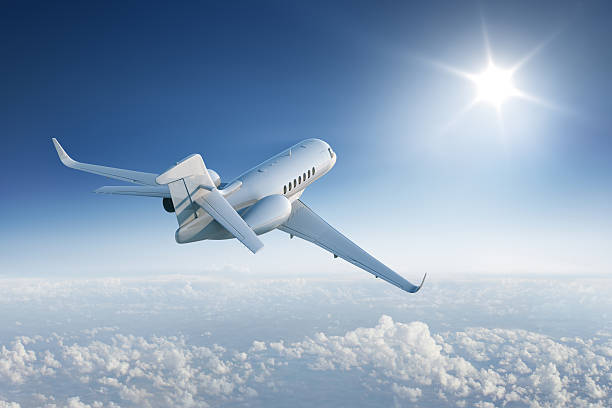 プライベートジェットへお越しの際は、太陽の下で青い空 - ビジネス自家用機 ストックフォトと画像