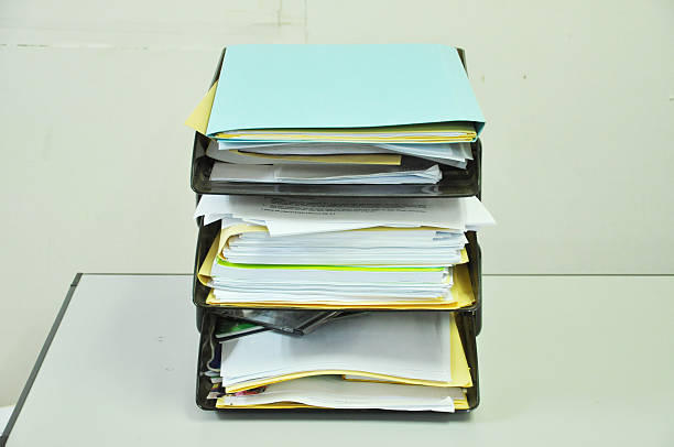 文書のトレイに文書およびファイルのテーブル - stack paper document file ストックフォトと画像