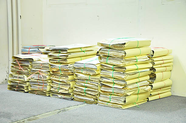 куча завязанный старые файлы пожелтении на офисный этаж - stack file paper document стоковые фото и изображения