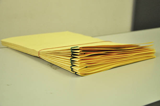 monte de pastas de arquivo - stack paper document file - fotografias e filmes do acervo