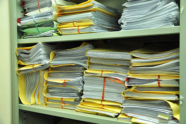 файл папки магазин и стека на складе стандартный - stack file paper document стоковые фото и изображения
