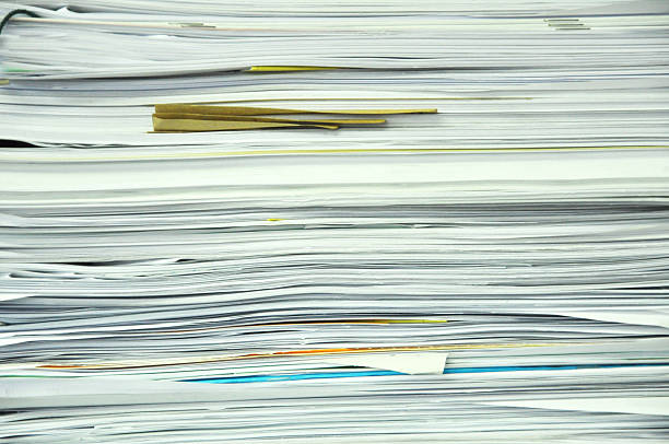 スタックのペーパーズのクローズアップ - stack paper document file ストックフォトと画像