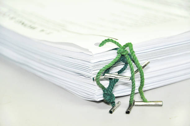 関連文書に ofice グリーンのタグ - ring binder file green document ストックフォトと画像