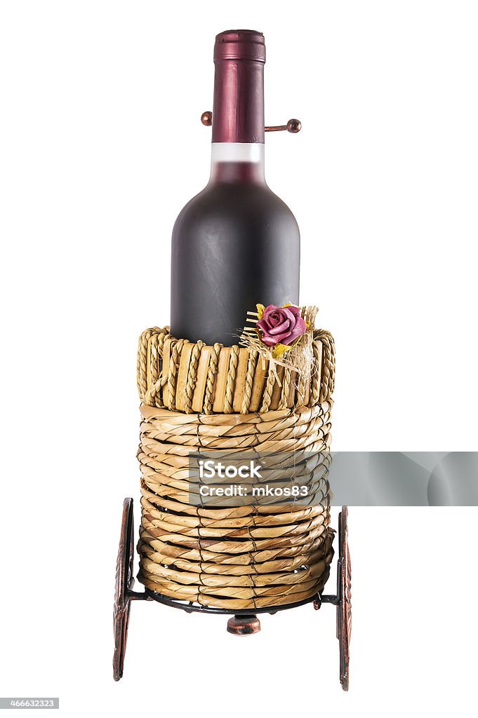 Botella de vino tinto en canasta con ruedas - Foto de stock de Accesorio teatral libre de derechos