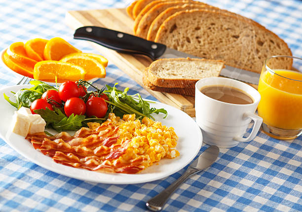 desayuno con huevos y tocino - omelet bacon tomato fruit fotografías e imágenes de stock