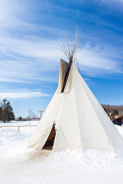 teepee in inverno - north american tribal culture teepee winter canada foto e immagini stock