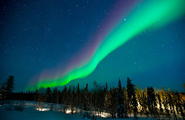 northern lights corriente en el ártico sky cerca de yellowknife - yellowknife fotografías e imágenes de stock