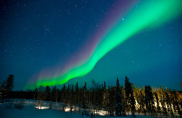 northern lights stream dans l'arctique sky près de yellowknife - lake night winter sky photos et images de collection