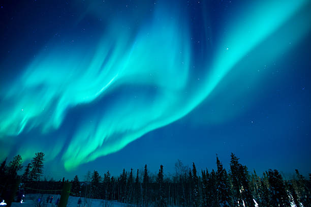 northern lights stream dans l'arctique sky près de yellowknife - lake night winter sky photos et images de collection
