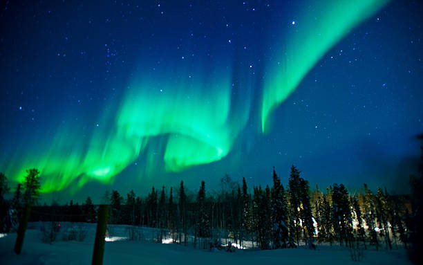northern lights stream in der arktis himmel nahe yellowknife - yukon stock-fotos und bilder