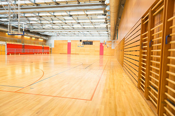 gran vacío sports hall, cancha de básquetbol, metal, europa en el último piso - school gymnasium parquet floor sport empty fotografías e imágenes de stock