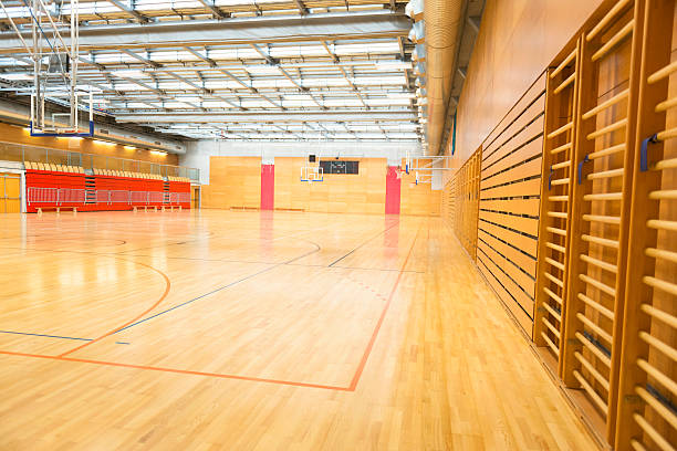 grande vazio pavilhão de desportos, do campo de basquetebol, tejadilho metálico, a europa - basketball sport hardwood floor floor imagens e fotografias de stock