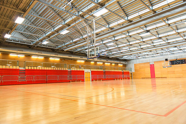 piękne sports hall z metalowym dachem i czerwony oznacza, europa - school gymnasium parquet floor sport empty zdjęcia i obrazy z banku zdjęć