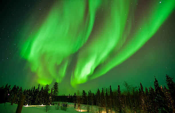 la northern lights stream dans l'arctique sky près de yellowknife - lake night winter sky photos et images de collection