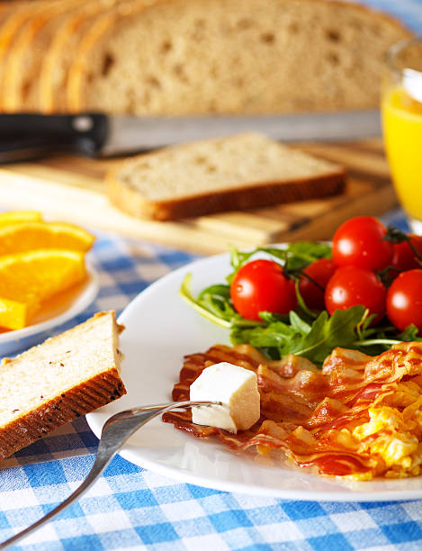 du bacon et des œufs pour le petit déjeuner - omelet bacon tomato fruit photos et images de collection