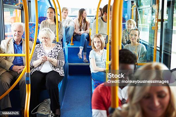 Wnętrze Z Autobusu Przez Pasażerów - zdjęcia stockowe i więcej obrazów Autobus - Autobus, Jeździć, Zatłoczony