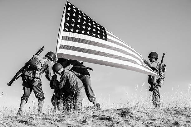soldiers raising the us flag - askeriye fotoğraflar stok fotoğraflar ve resimler