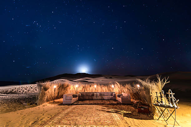 砂漠のテント（夜）、月と星
