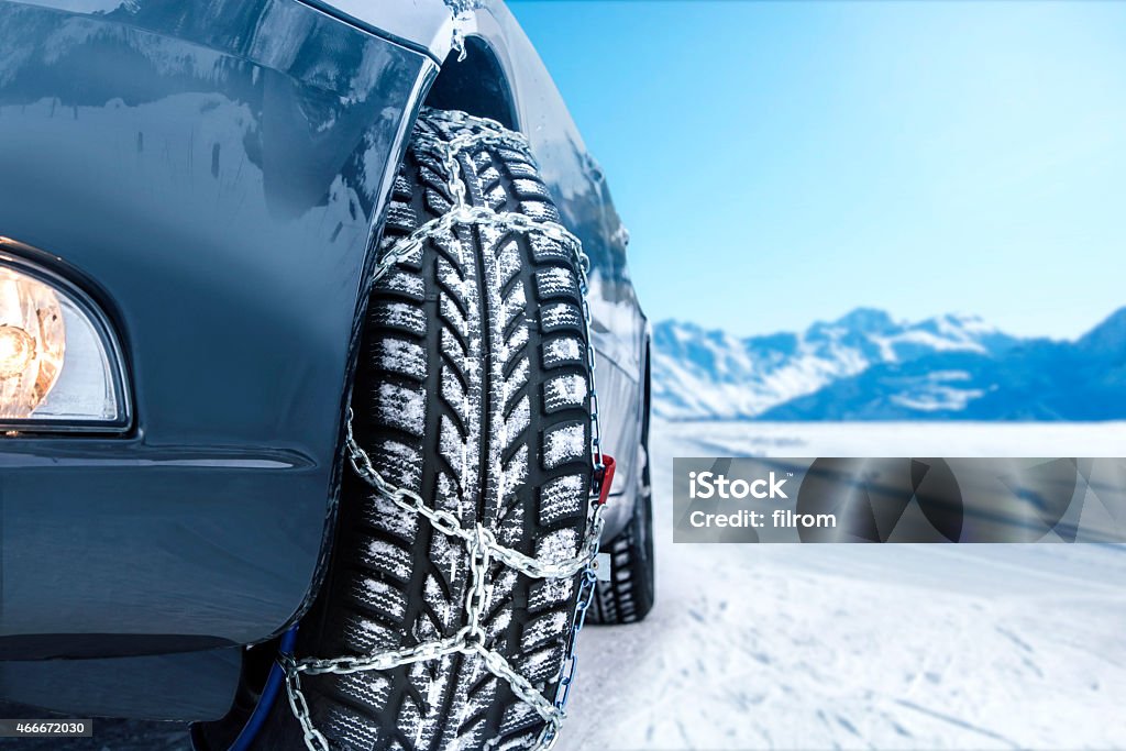 Cadenas de montaje de automóviles con nieve - Foto de stock de Cadenas de neumáticos libre de derechos