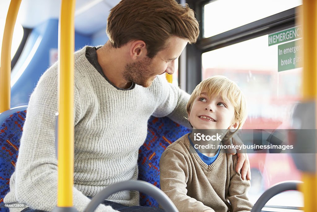 Père et fils en Bus voyage ensemble - Photo de Bus libre de droits