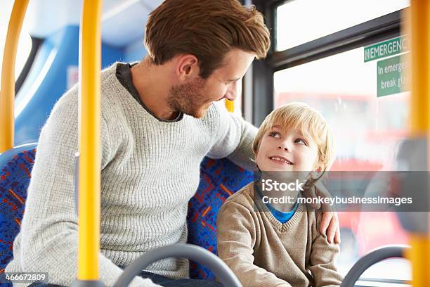 Photo libre de droit de Père Et Fils En Bus Voyage Ensemble banque d'images et plus d'images libres de droit de Bus - Bus, Père, Fils de