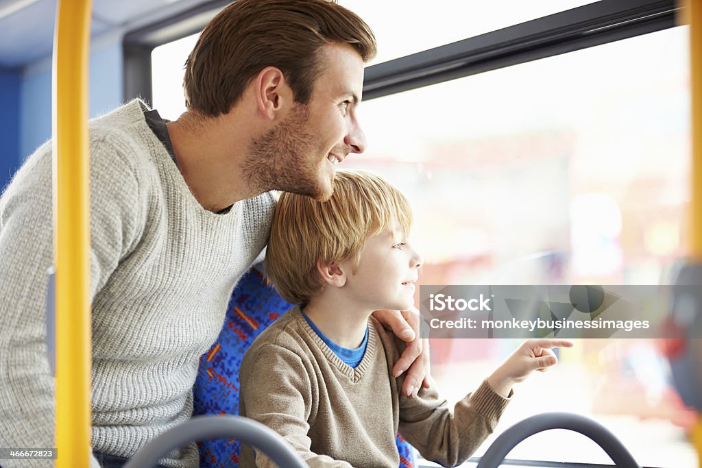 Vater und Sohn, die Busfahrt zusammen - Lizenzfrei Bus Stock-Foto