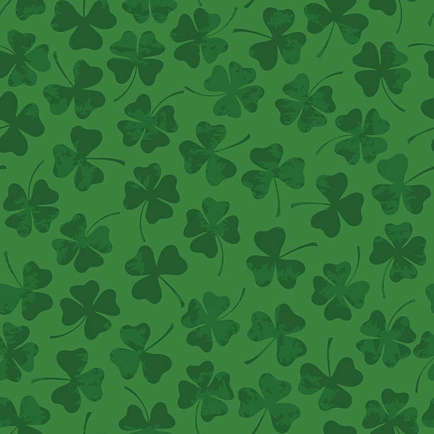 st. patrick's day nahtlose muster mit klee - irish culture st patricks day backgrounds clover stock-grafiken, -clipart, -cartoons und -symbole