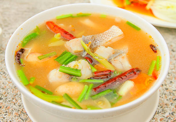 o local de comida tailandesa (fish tomyam). - repast imagens e fotografias de stock