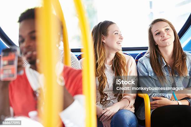 Duas Mulheres Jovens Em Viagem De Autocarro Em - Fotografias de stock e mais imagens de Autocarro - Autocarro, Duas Pessoas, Estrada da vida