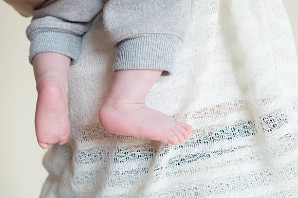 pata de bebé y la madre - baby baby blanket human foot towel fotografías e imágenes de stock