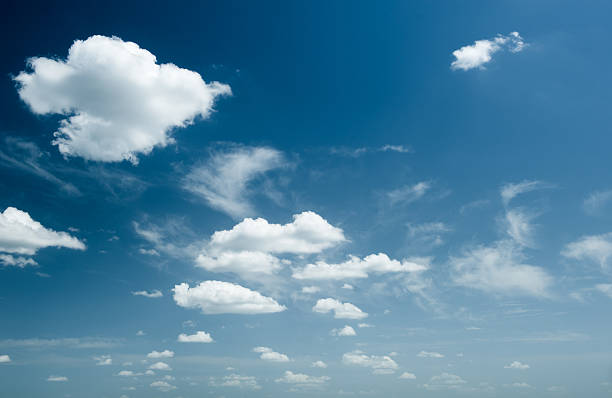 brilhante céu com nuvens como plano de fundo - clear sky contrasts cloud high contrast imagens e fotografias de stock