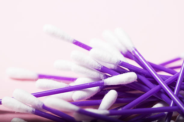 o banheiro - cotton swab q tip healthcare and medicine cotton - fotografias e filmes do acervo