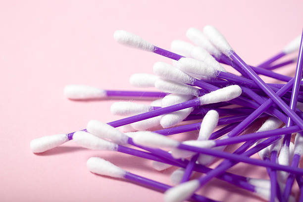 o banheiro - cotton swab q tip healthcare and medicine cotton - fotografias e filmes do acervo