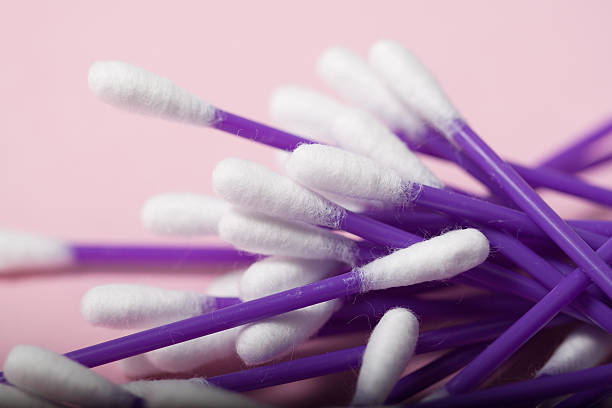 o banheiro - cotton swab q tip healthcare and medicine cotton - fotografias e filmes do acervo