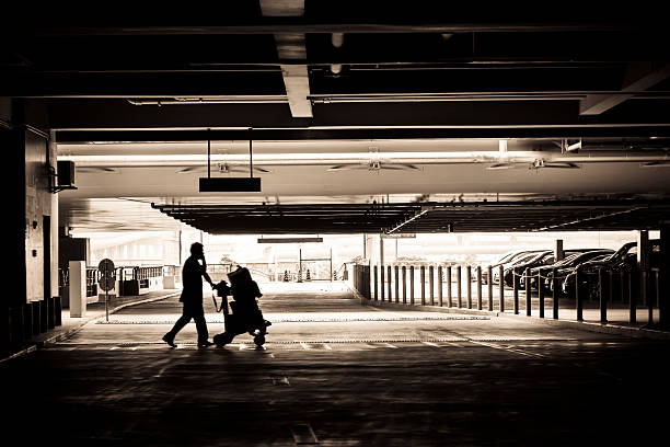 motion traveler push in form einer einkaufswagen - rush hour commuter shadow focus on shadow stock-fotos und bilder