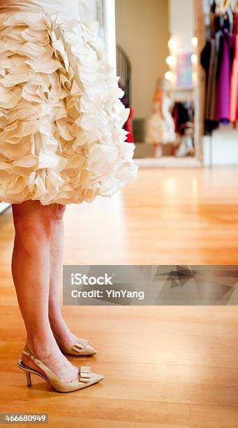 Noiva De Vestido De Casamento De Compras - Fotografias de stock e mais imagens de Adulto - Adulto, Boutique, Branco