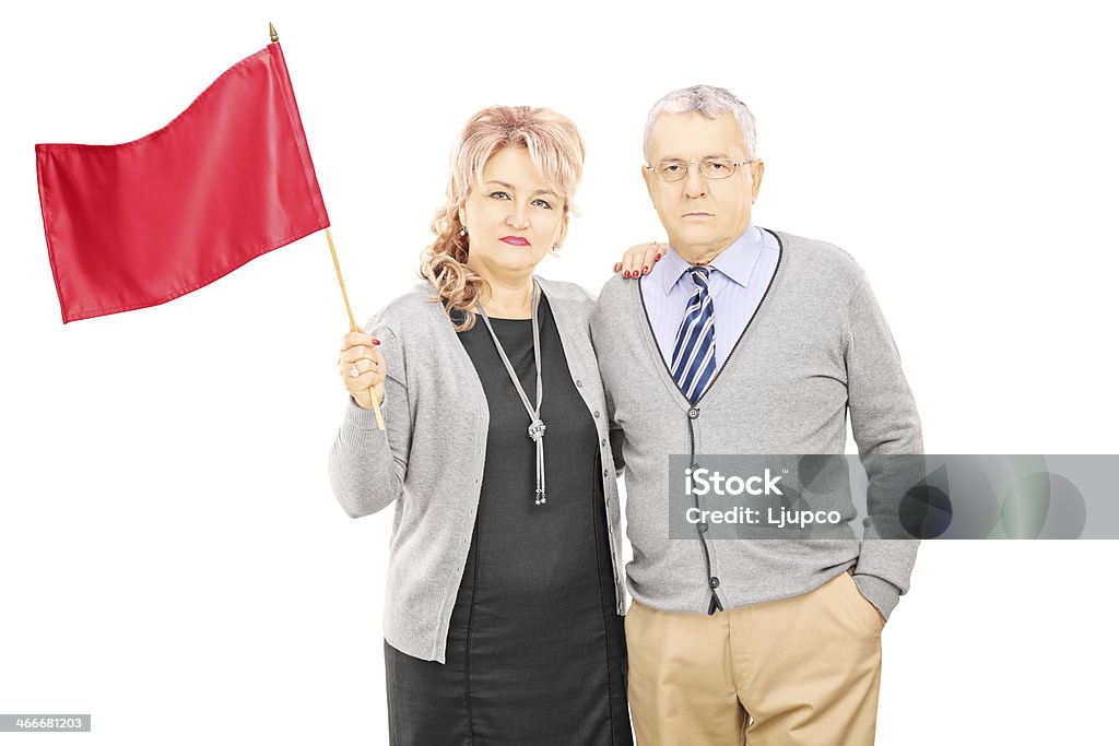 Medio invecchiato coppia di una bandiera rossa - Foto stock royalty-free di Abbigliamento casual