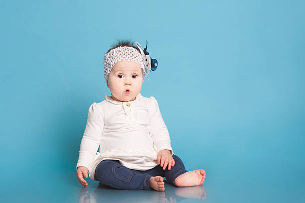 驚きのベビーガール - baby people headband portrait ストックフォトと画像