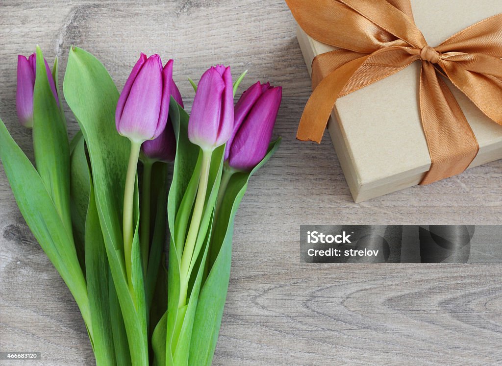 Caneca de café de madeira, flores de tulipas vintage fundo - Foto de stock de 2015 royalty-free Caneca de café de madeira, flores de tulipas vintage fundo - Foto de stock de 2015 royalty-free